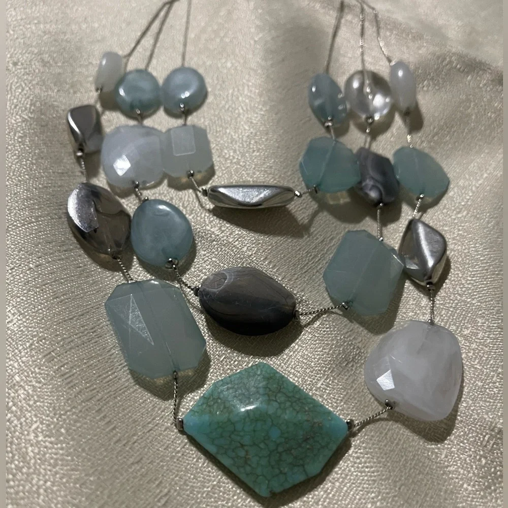 New York & company 3 strand turquoise blue white necklace with matching earrings - Picture 6 of 9